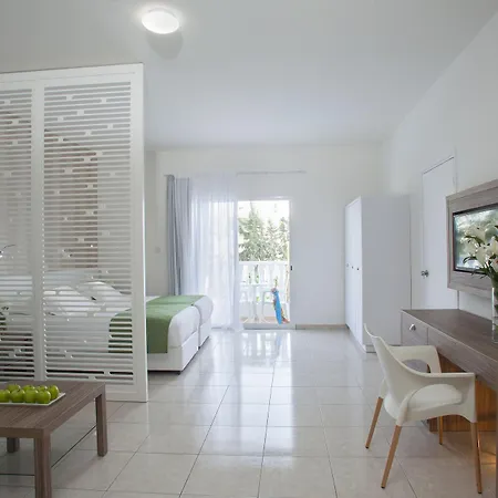 普林斯萨维拉公寓式酒店 Paphos